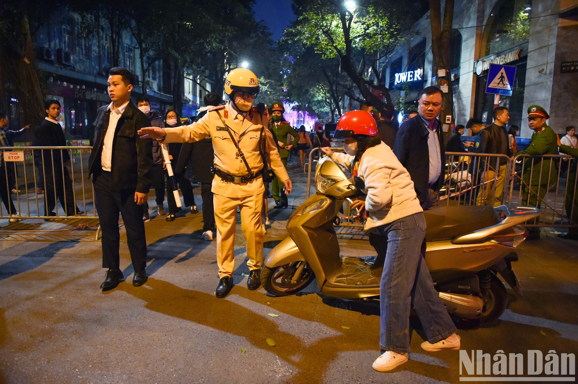 Las fuerzas policiales del distrito de Hoan Kiem, donde se encuentra dicha iglesia, cumplen su tarea de regulación de tráfico y mantenimiento de la seguridad.
