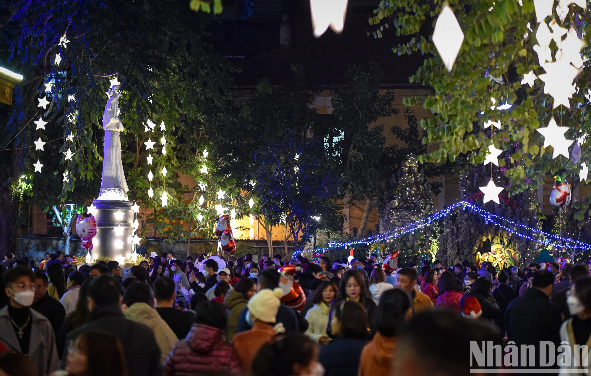 Los capitalinos concurren a la Iglesia de los Mártires, en la calle de Cua Bac, a las 22:00 anoche.