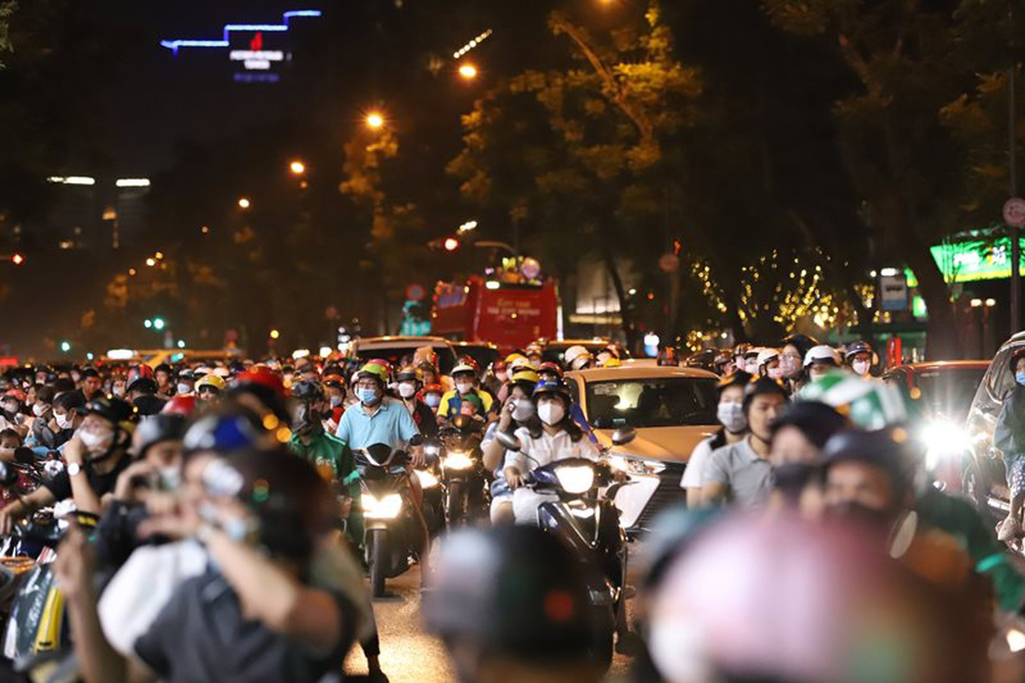 Ciudadanos salen en legiones a festejar el evento.