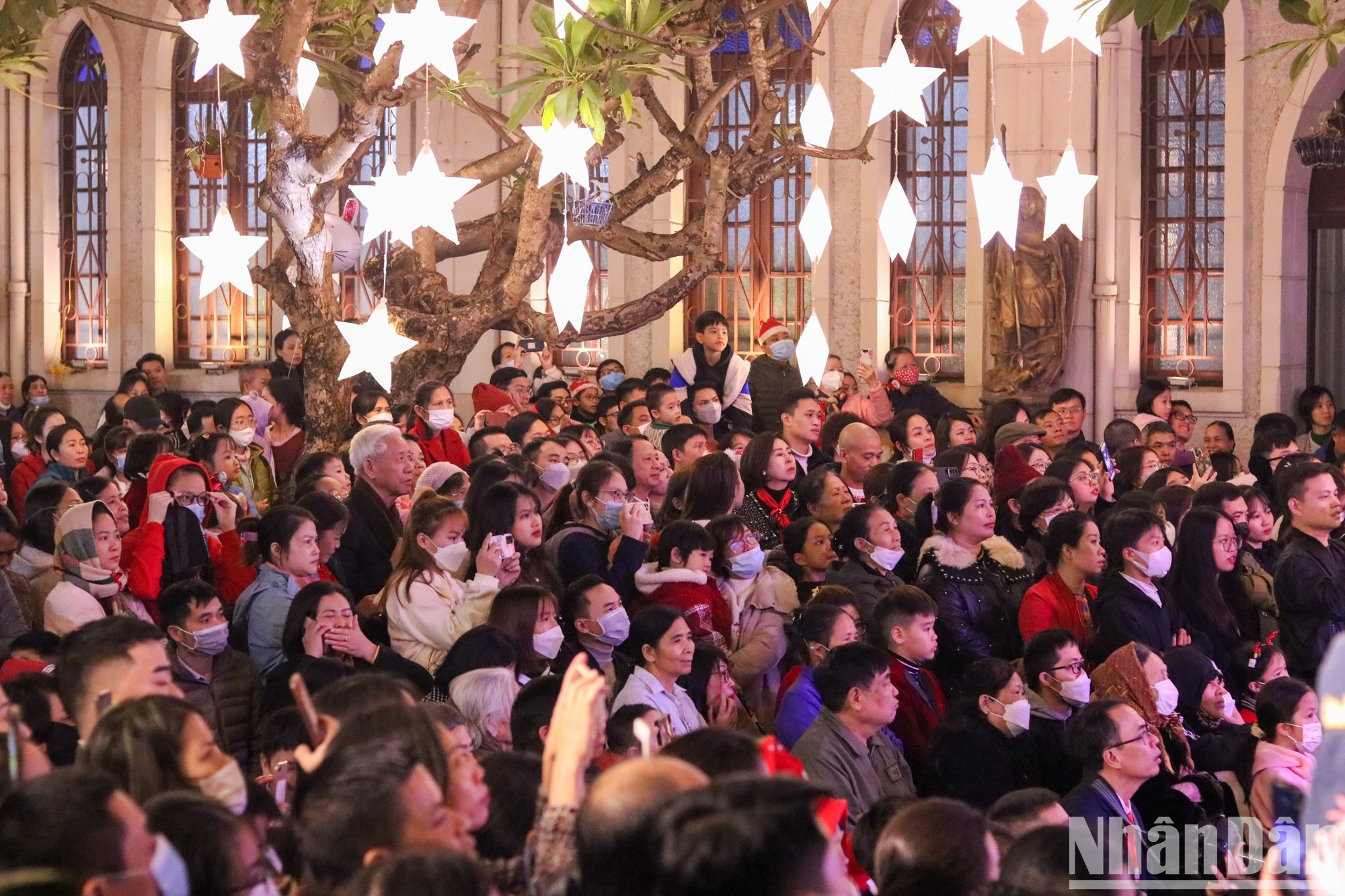 Feligreses y visitantes en la Iglesia de San Antonio de Padua, en la calle hanoyense de Ham Long.