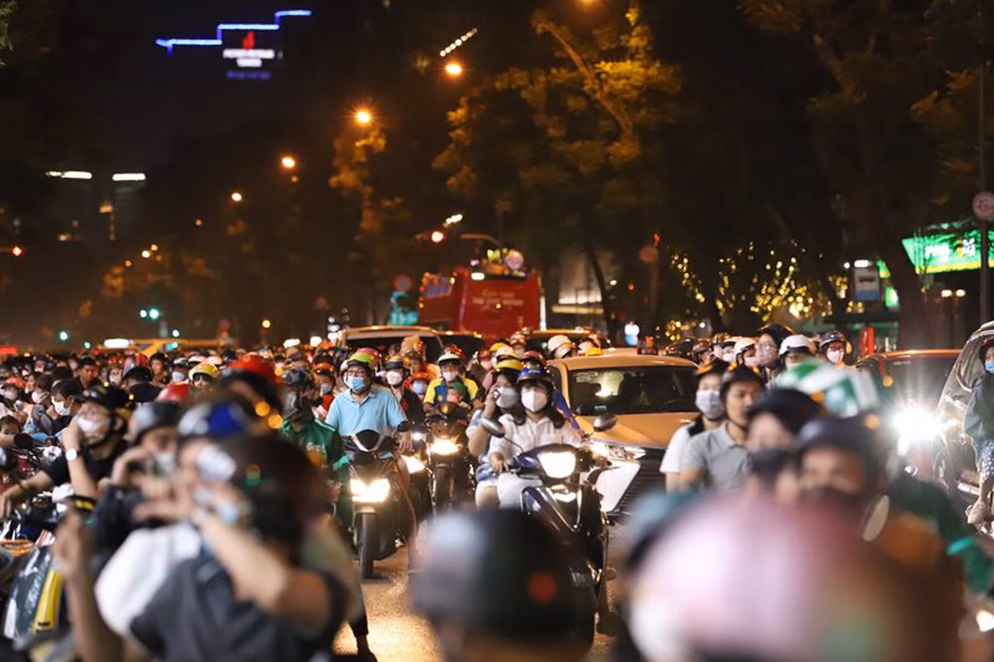 Ciudadanos salen en legiones a festejar el evento.