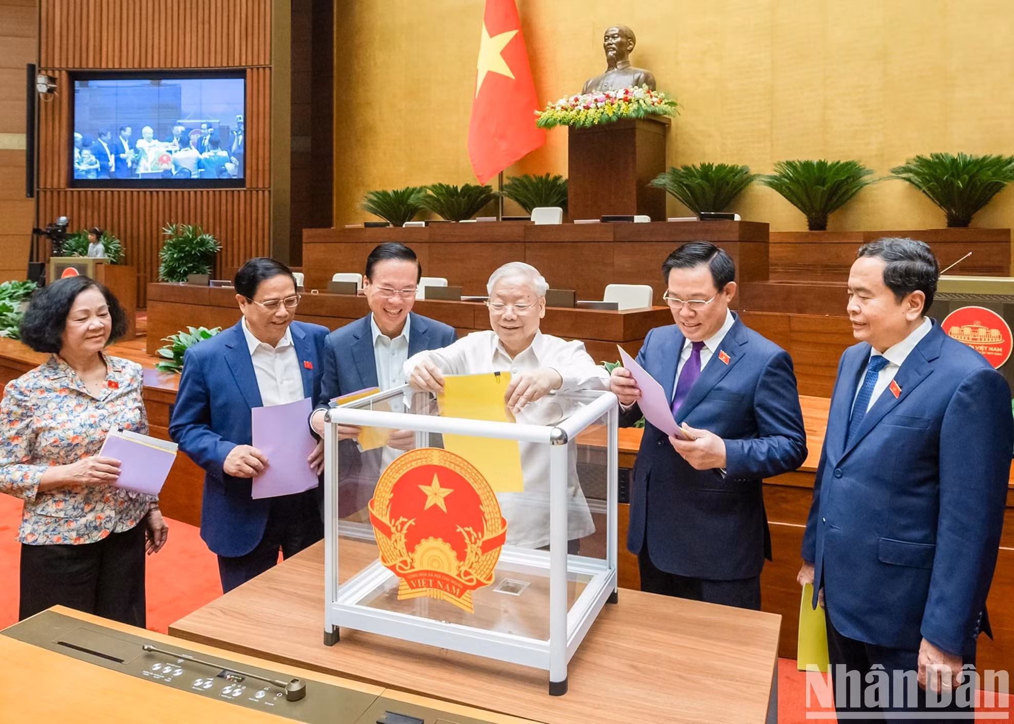 El secretario general del Partido Comunista de Vietnam, Nguyen Phu Trong (de camisa blanca), y otros dirigentes del Partido y del Estado depositan sus votos.