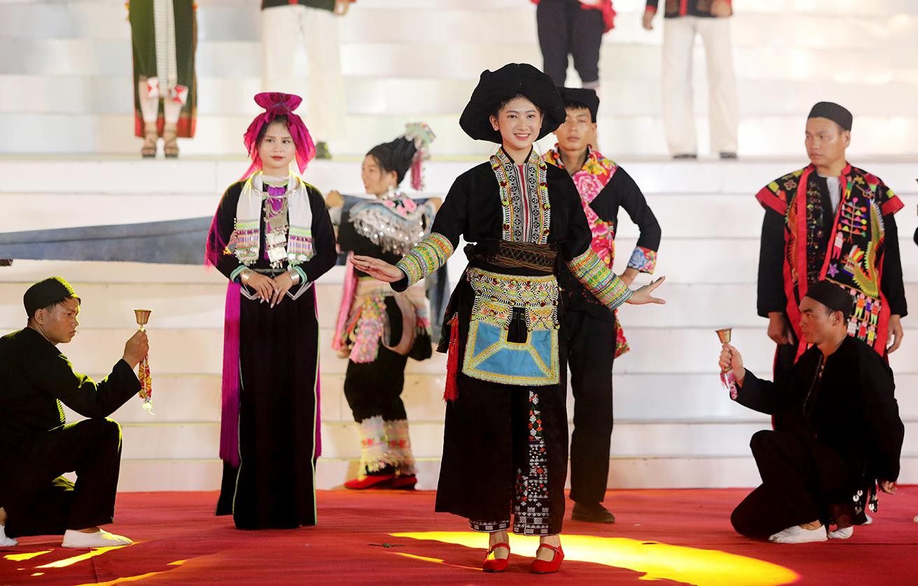 Trajes tradicionales de la minoría étnica.