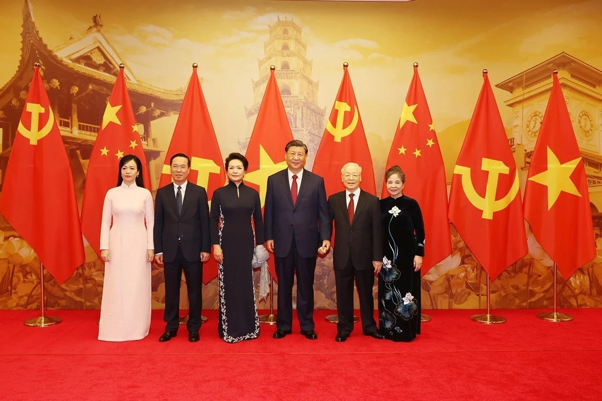 Phu Trong y su cónyuge posan juntos al presidente de Vietnam, Vo Van Thuong, el máximo dirigente de China, y sus cónyuges. (Fotografía: VNA)