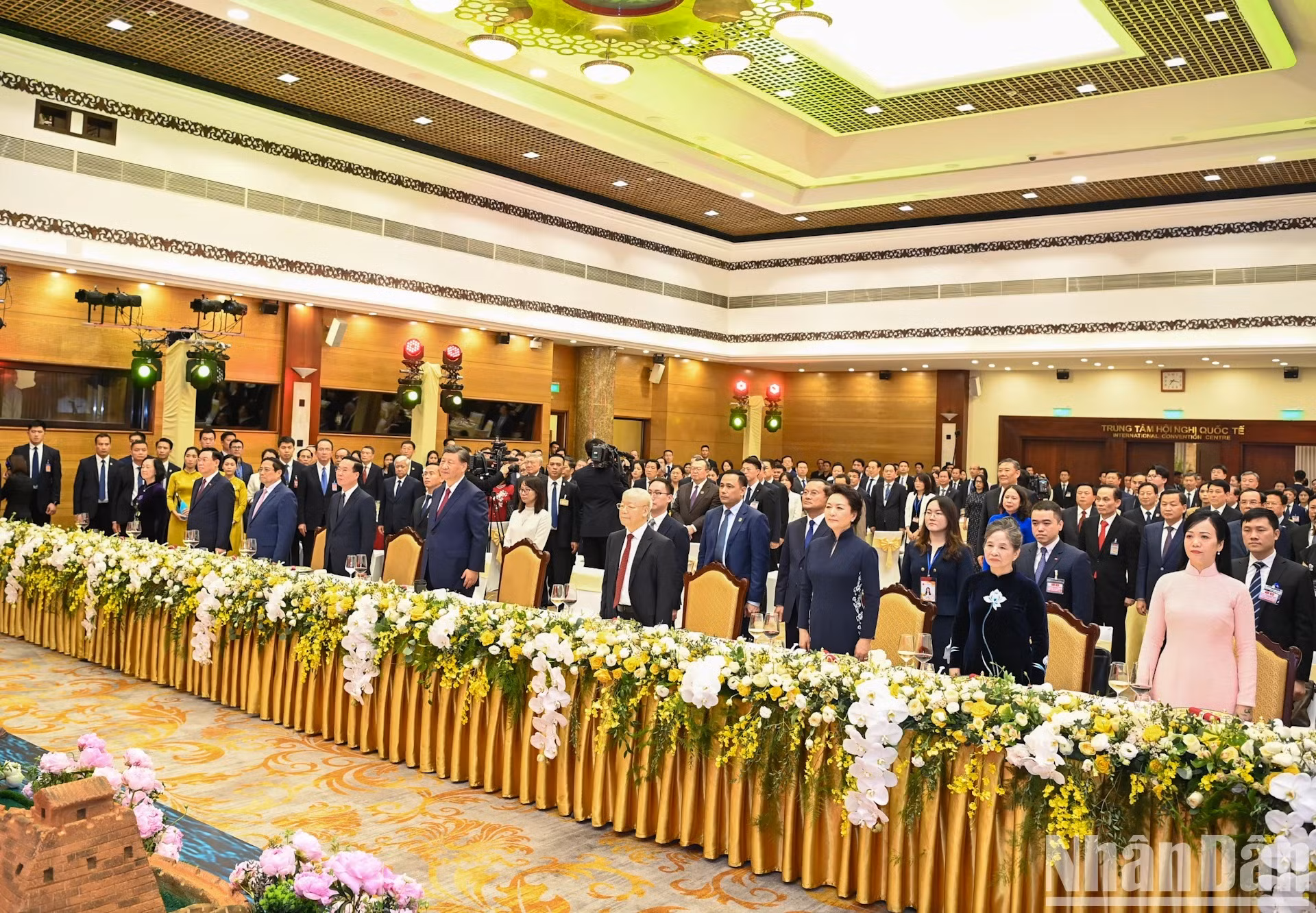 Los delegados en el acto de saludo a bandera. (Fotografía: Nhan Dan)