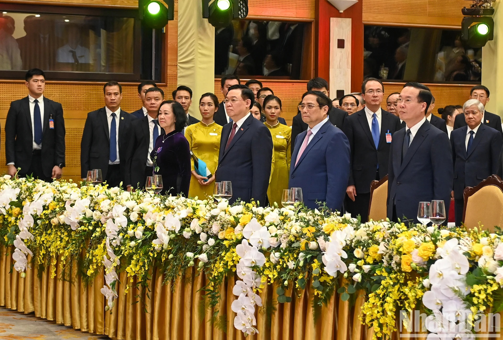 El presidente Vo Van Thuong; el primer ministro de Vietnam, Pham Minh Chinh; el presidente de la Asamblea Nacional, Vuong Dinh Hue; la miembro del Buró Político, permanente del Secretariado del Comité Central del PCV y jefa de su Comisión de Organización, Truong Thi Mai, y otros invitados al evento. (Fotografía: Nhan Dan)