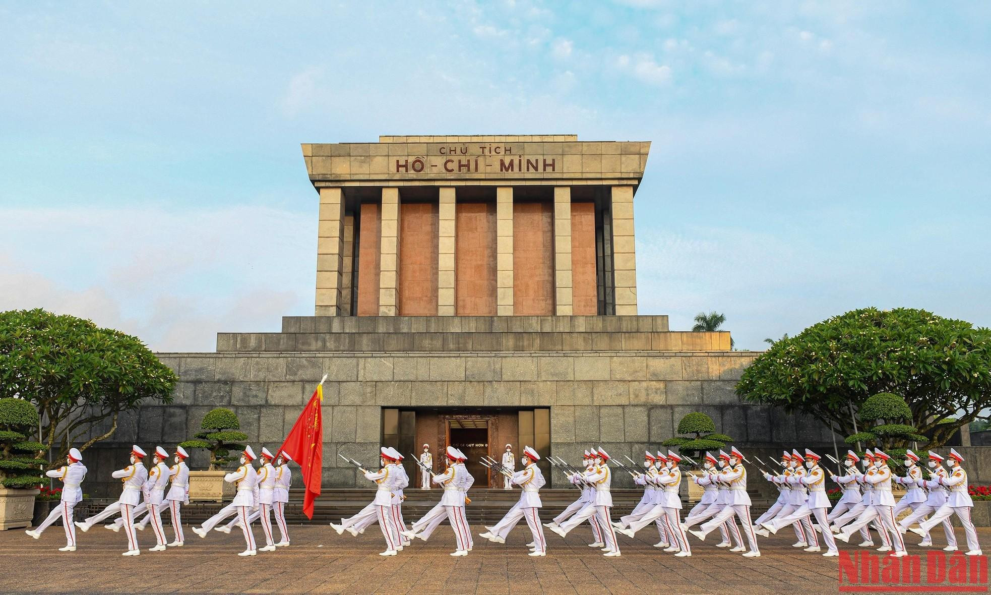 Los guardias de honor marchan cruzando el mausoleo. Los guardias de honor marchan cruzando el mausoleo.