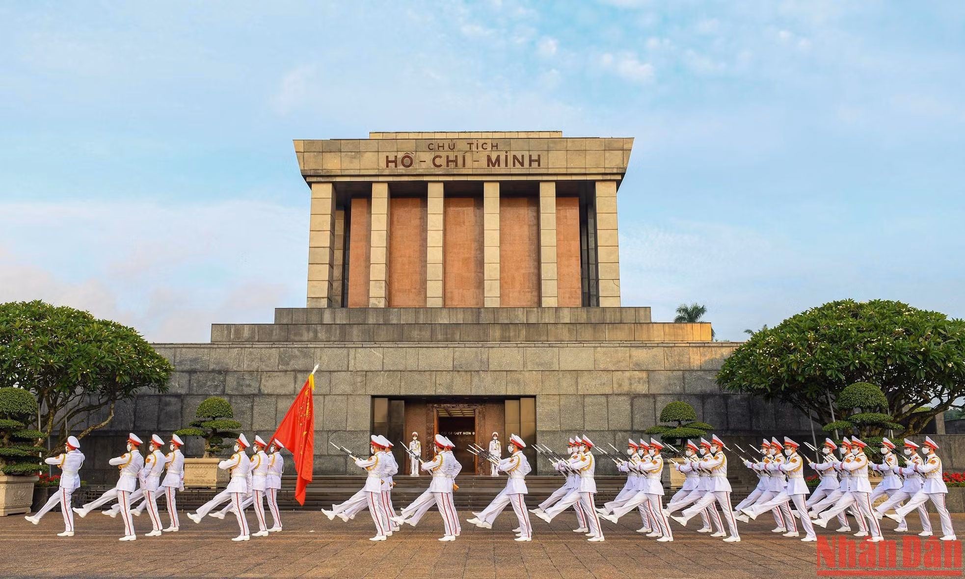 Los guardias de honor marchan cruzando el mausoleo.