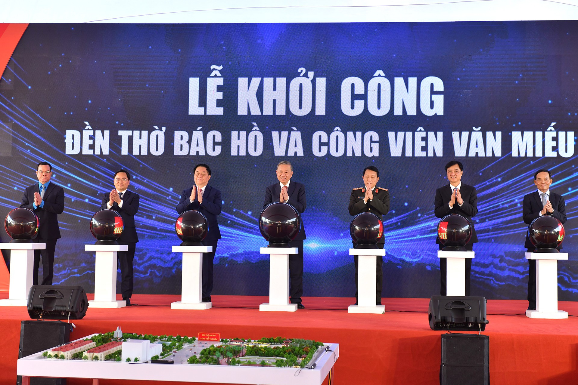 El líder del PCV asiste al acto de inicios de construcción del Templo dedicado al Presidente Ho Chi Minh y el parque de Van Mieu en la ciudad de Bac Ninh. El líder del PCV asiste al acto de inicios de construcción del Templo dedicado al Presidente Ho Chi Minh y el parque de Van Mieu en la ciudad de Bac Ninh.