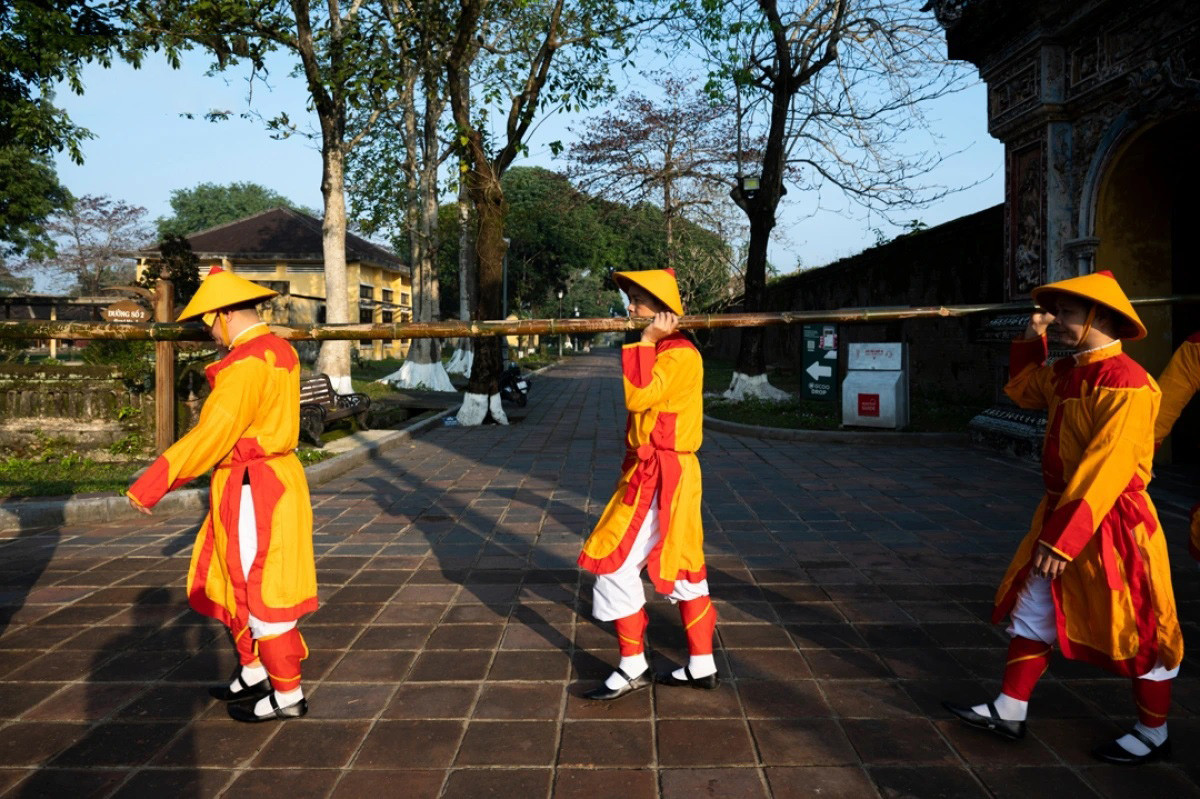 La procesión avanza bajo un sol primaveral al ritmo de música ceremonial.