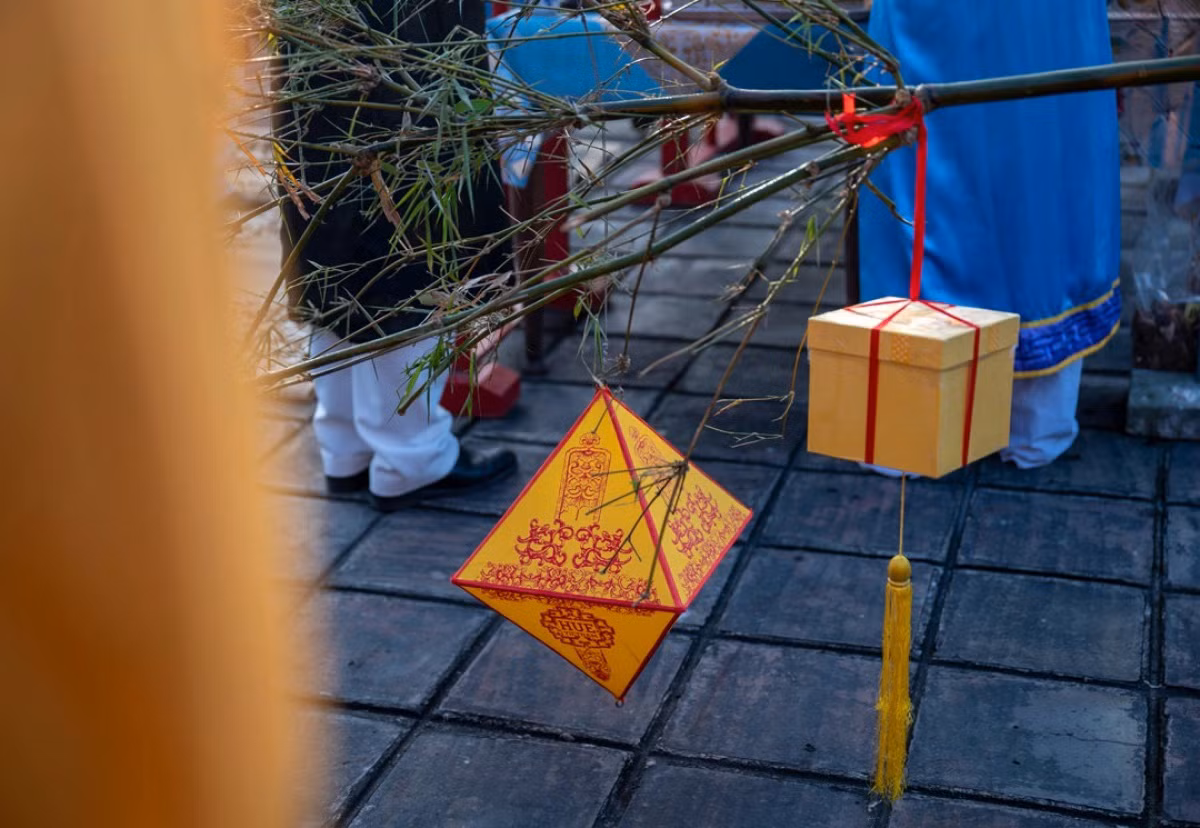 Según las creencias folclóricas vietnamitas, levantar el «cay neu» en ocasión del Tet ayuda a expulsar los males y la mala suerte del año recién concluido, así como a orar por la paz y las bendiciones.