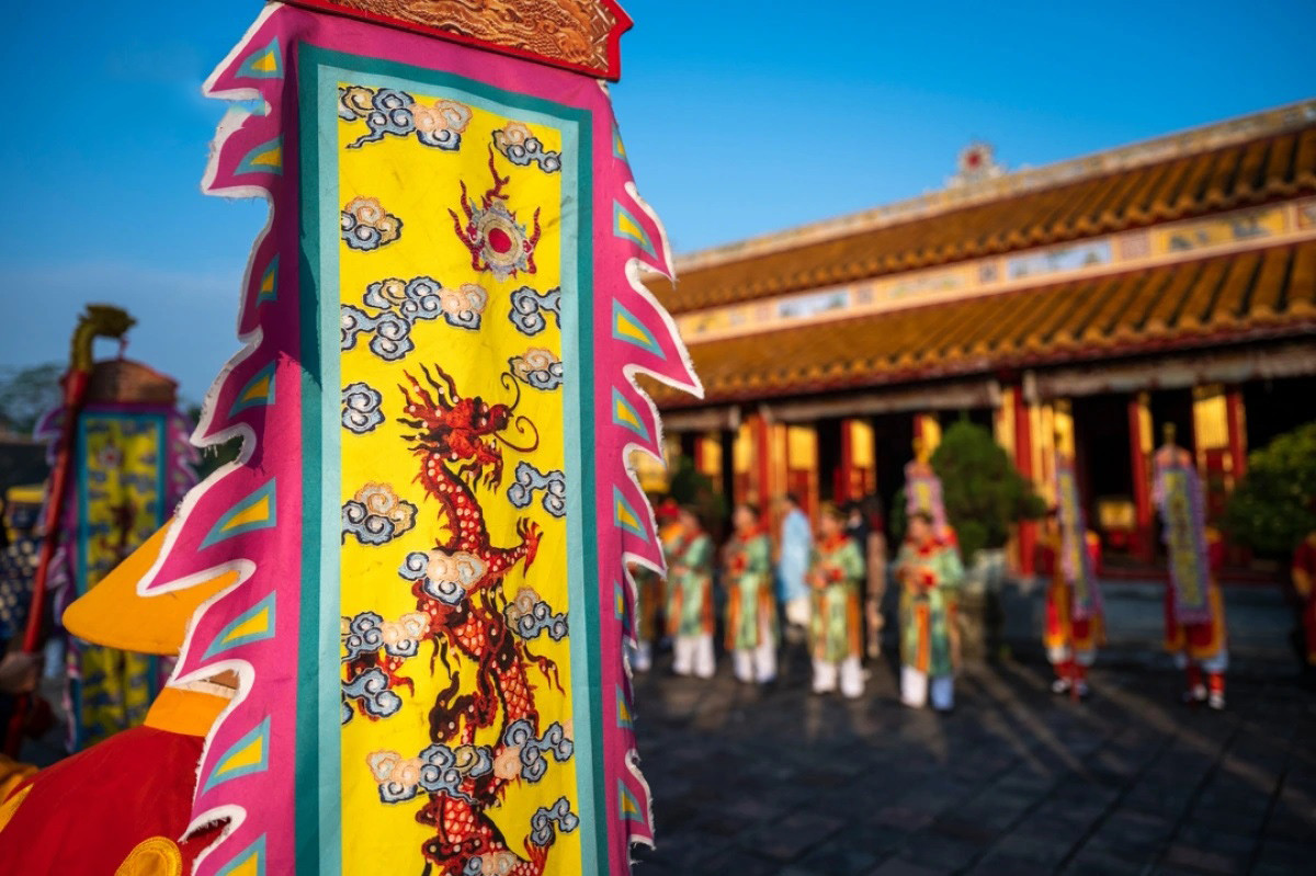 El "cay neu" solía colocarse primero frente al palacio de Thai Hoa, bajo la dirección del rey. Luego, los miembros de la familia real encabezaban la liturgia en templos, tumbas y otros lugares. Además de celebrar el Tet y ofrecer plegarias por la paz y las bendiciones divinas, la corte pretendía orar por el buen tiempo y los negocios favorables.