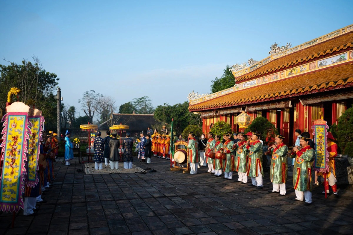 En sus tiempos, ‘Thuong tieu’ marcaba el comienzo del asueto por el Tet para los mandarines de la corte. El segundo rey de la dinastía, Minh Mang (1741-1841), ordenó que los mandarines dejaran de presentar documentos y de sellarlos a partir del 25 de diciembre lunar, y que levantaran el "cay neu" ese día.