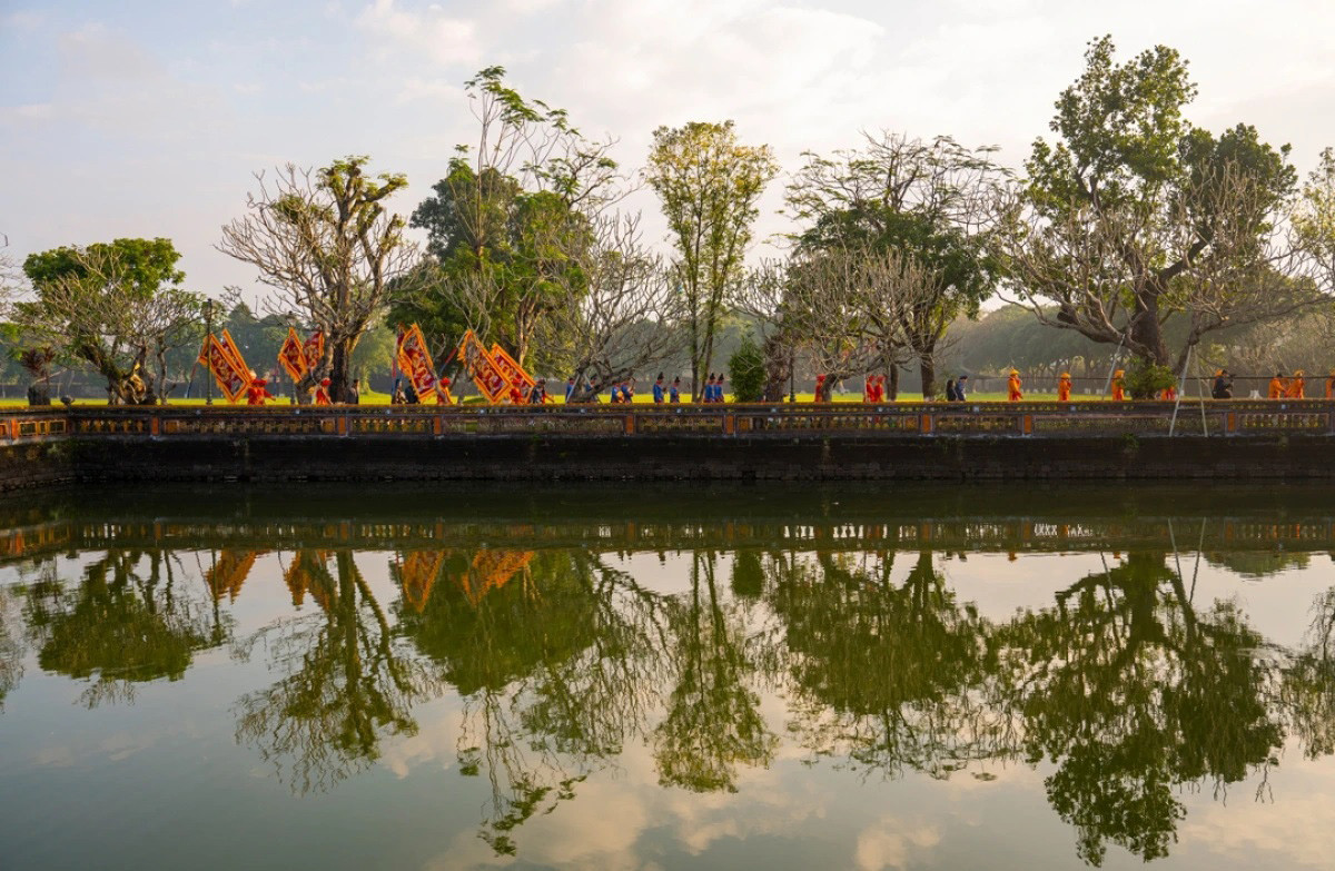 La práctica de este rito no solo ayuda a reavivar la belleza de la cultura tradicional, sino que también enriquece las actividades relacionadas con el Tet, para que disfruten los turistas y la población local.