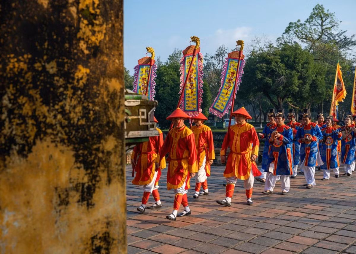 El equipo encargado de portar el “cay neu”, compuesto por 10 soldados vestidos para la ocasión, parte de la puerta de Hien Nhon hacia la de The Mieu (Templo dedicado a los Reyes Nguyen), donde realizarían el ritual.