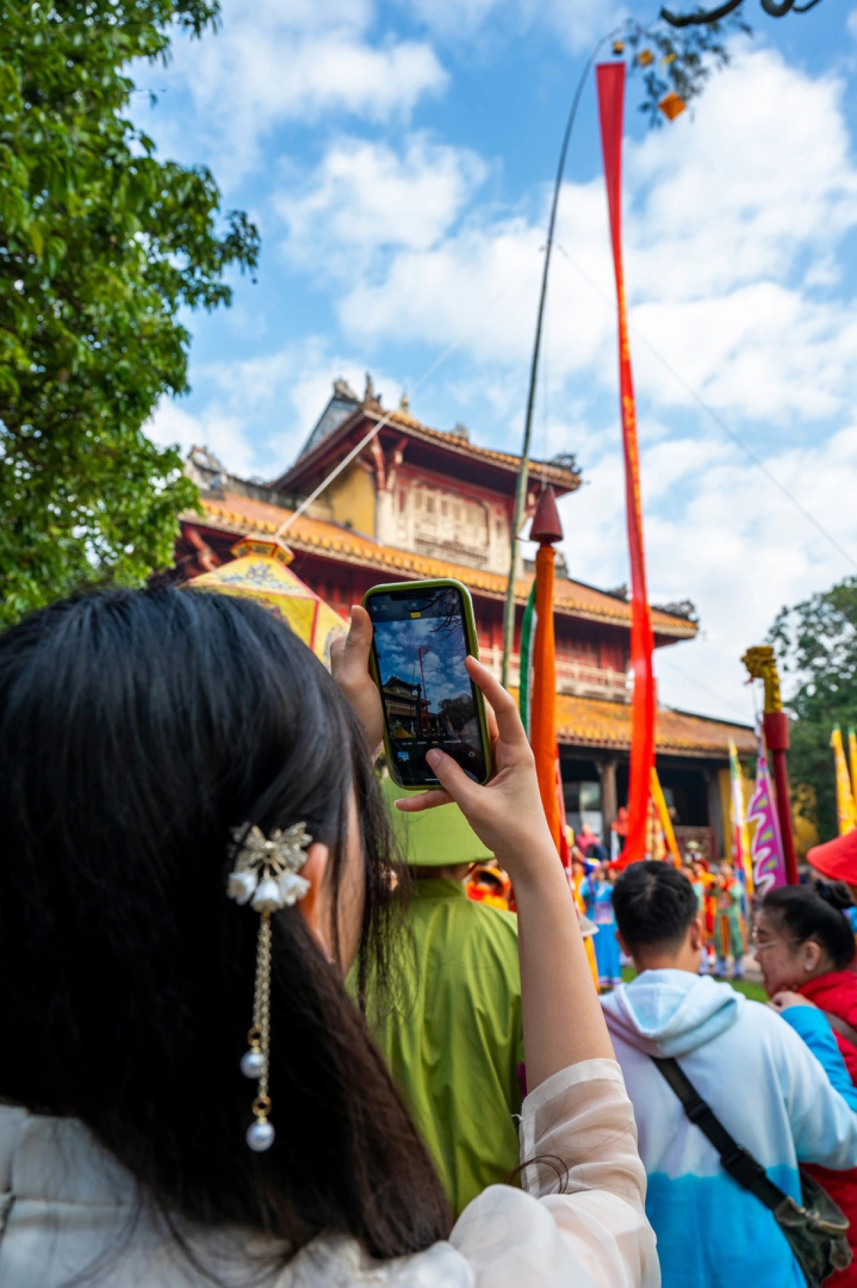 Turistas fascinados por la ceremonia.