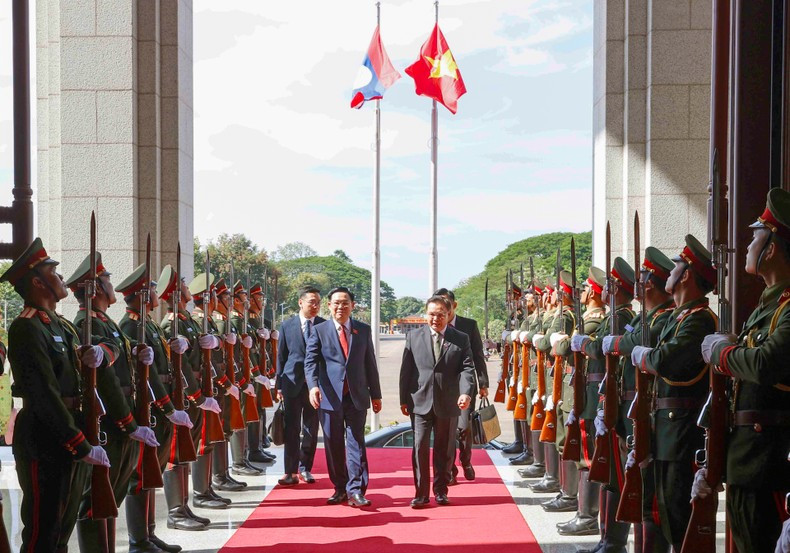 En la recepción al dirigente vietnamita, efectuada en la sede del parlamento de Laos. En la recepción al dirigente vietnamita, efectuada en la sede del parlamento de Laos.