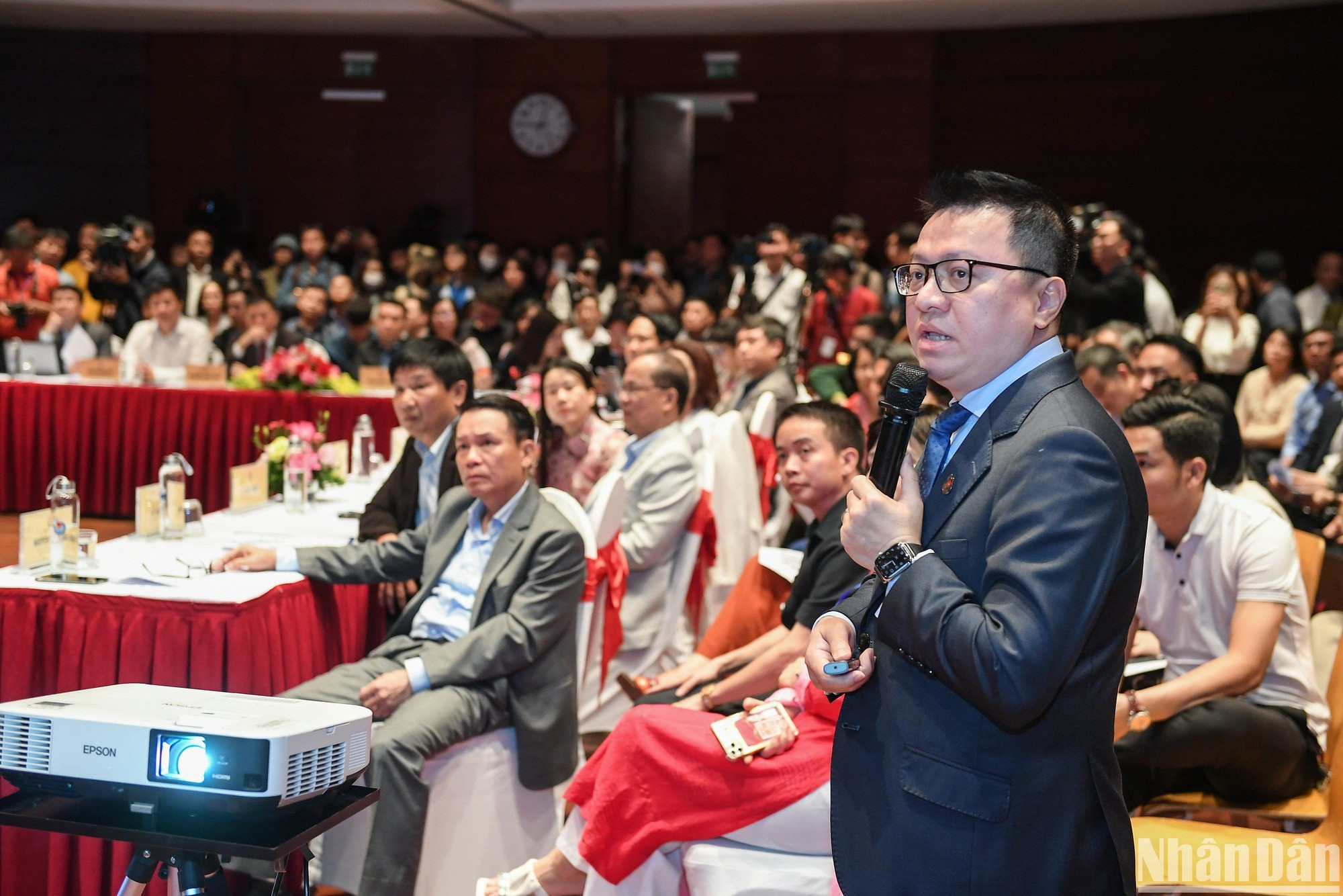 El jefe de Nhan Dan presenta su ponencia sobre la aplicación de la inteligencia artificial en el mundo y Vietnam.