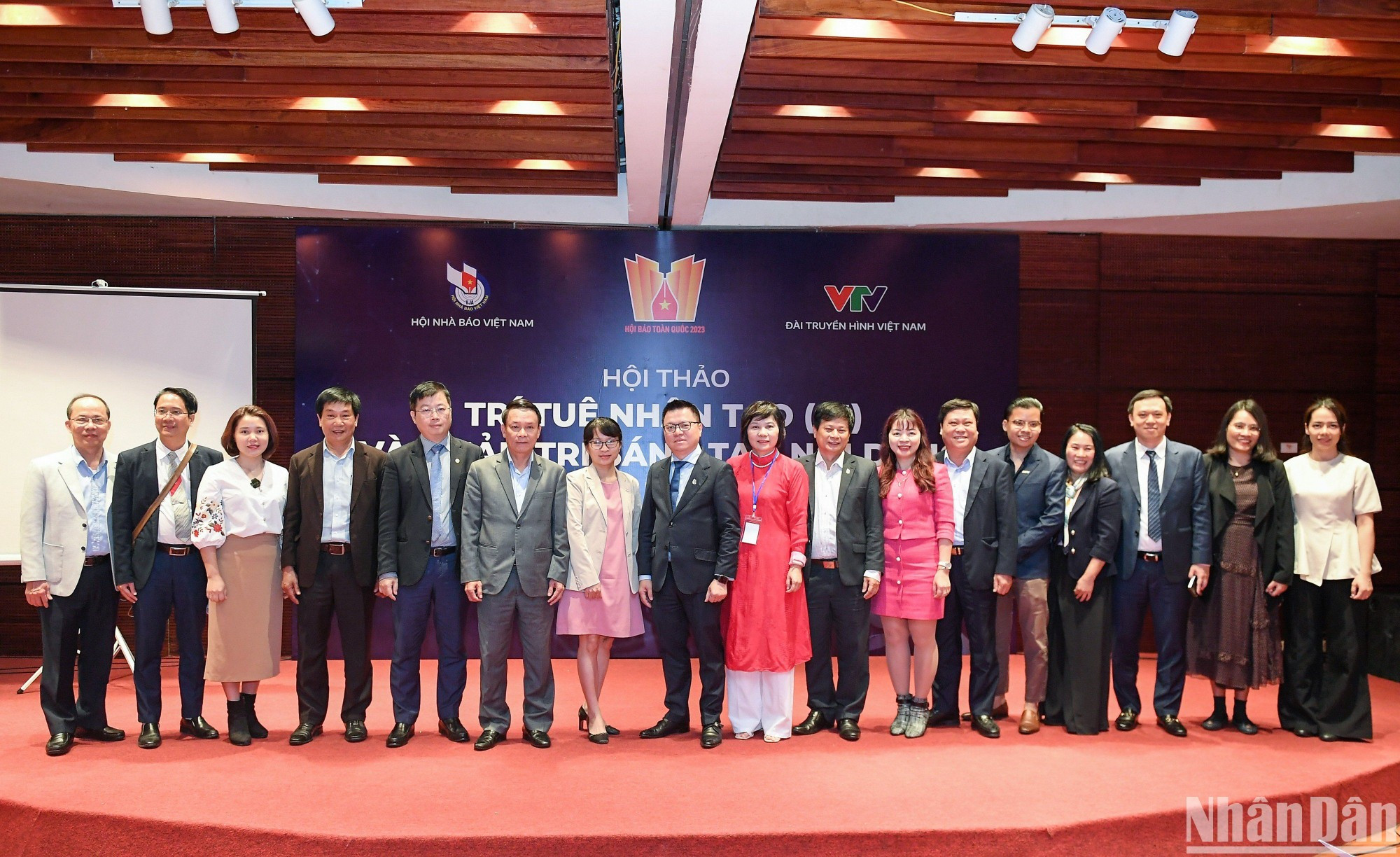 Los delegados posan para una foto.