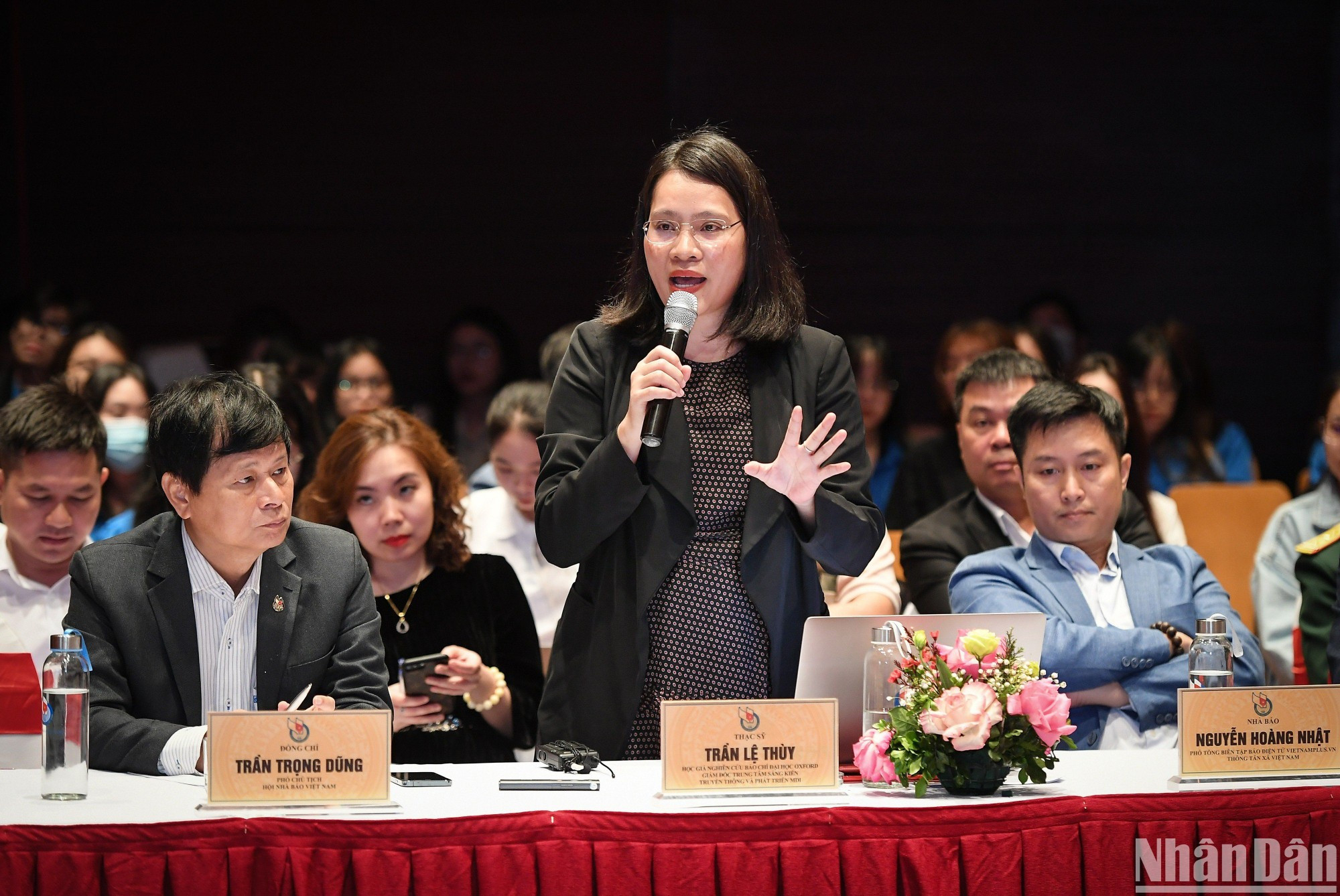 La máster Tran Le Thuy, investigadora de periodismo en la Universidad de Oxford (Reino Unido) y directora de una compañía especializada en iniciativas de comunicación, presenta el uso de asistente virtual en la creación de contenidos y la gestión en el entorno editorial.