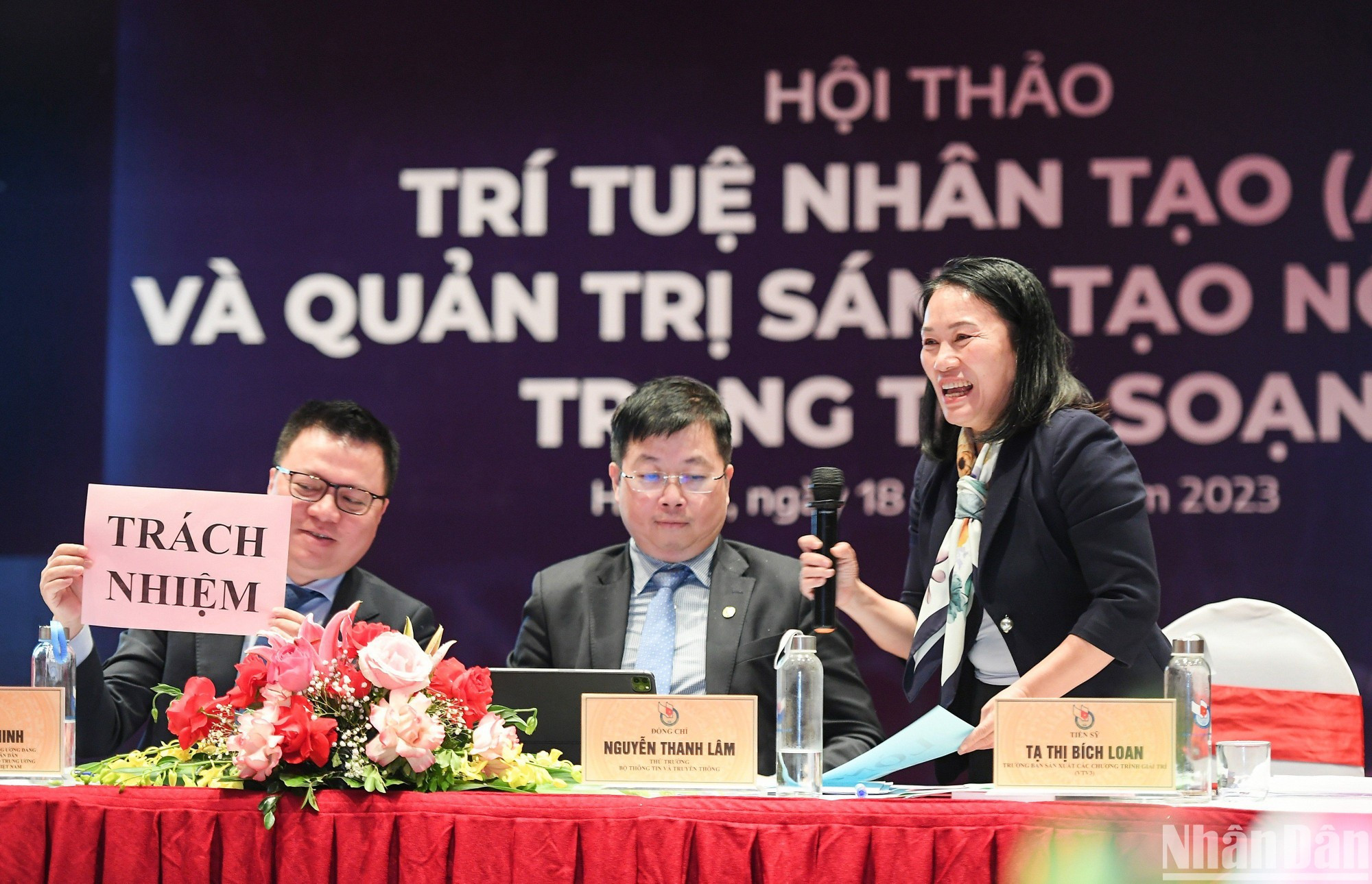 La veterana periodista Ta Thi Bich Loan, de la Televisión de Vietnam, modera el debate.