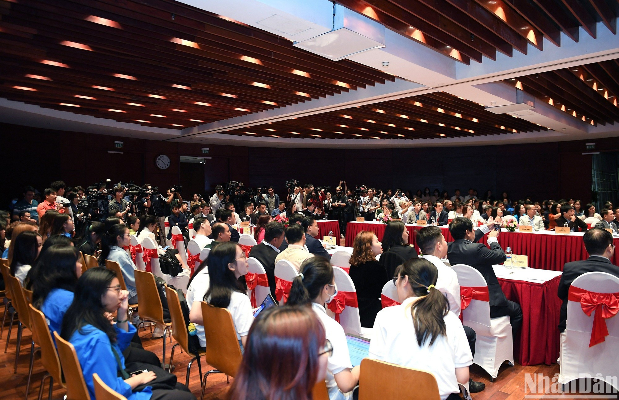 La cita atrajo una nutrida participación de colegas y el público al poner sobre la mesa asuntos candentes de la prensa en la era de transformación digital.