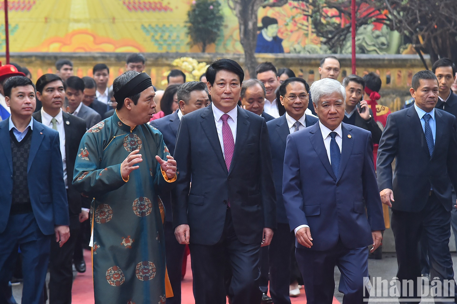 El presidente Luong Cuong llega al lugar del acto junto con dirigentes del Partido y del Estado. El presidente Luong Cuong llega al lugar del acto junto con dirigentes del Partido y del Estado.
