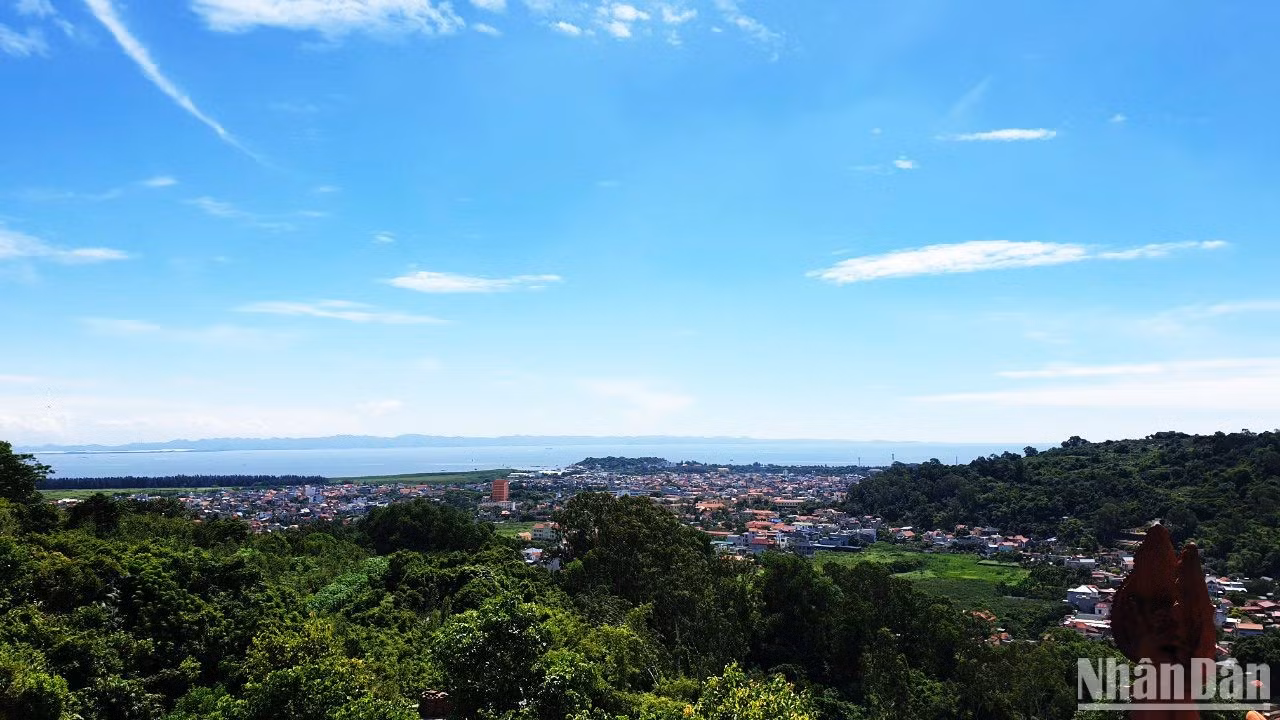 Desde la torre se puede divisar la playa de Do Son y sus circundantes paisajes pintorescos de la montaña y el mar.