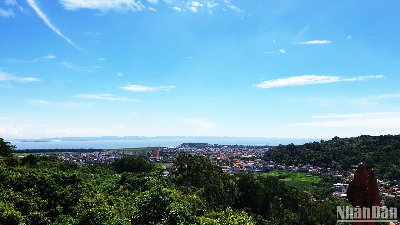 Desde la torre se puede divisar la playa de Do Son y sus circundantes paisajes pintorescos de la montaña y el mar.