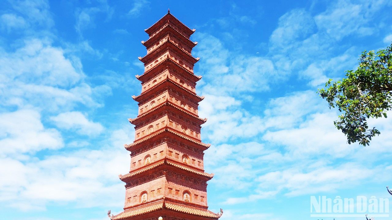 Según registros históricos, la torre originalmente se edificó encima de una montaña a la altura de 126 metros sobre el nivel del mar. Con unos 45 metros de alto, era considerada la más elevada de las obras arquitectónicas de su época. Además de escenificar las prácticas religiosas, contribuía a la defensa nacional por servir de observatorio hacia el noreste.