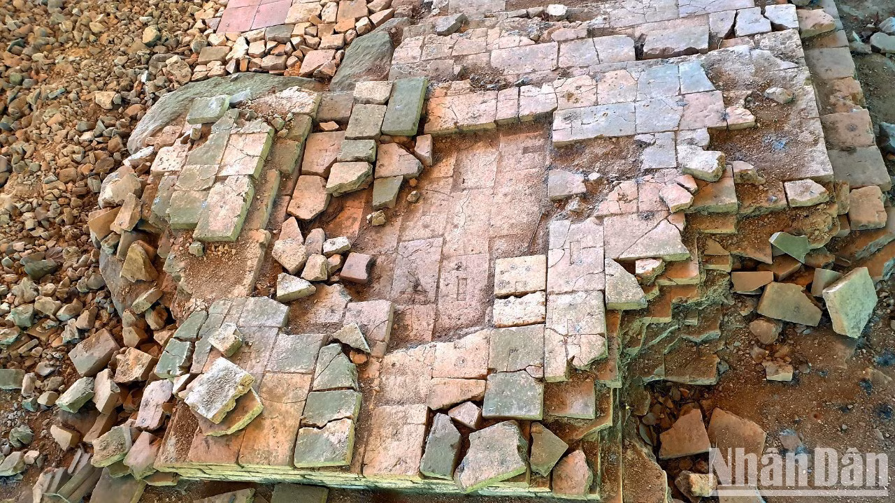 La torre fue objeto de varias reparaciones hasta que en 1804, el primer emperador de la dinastía Nguyen, Gia Long, ordenó desmontarla y utilizar sus materiales para construir la ciudadela de Hai Duong. Esto refleja la grandiosidad de Tuong Long.