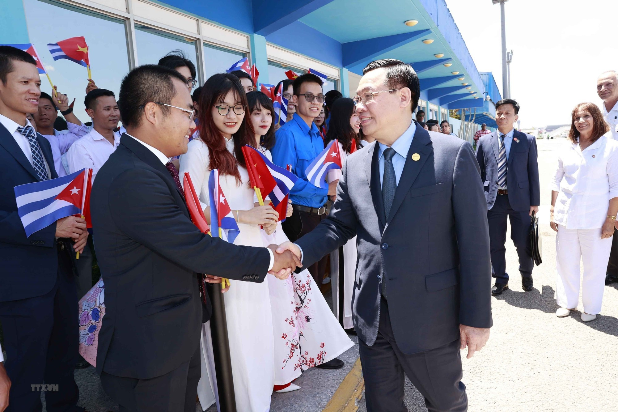 Dinh Hue y representantes de la comunidad vietnamita en Cuba. Dinh Hue y representantes de la comunidad vietnamita en Cuba.