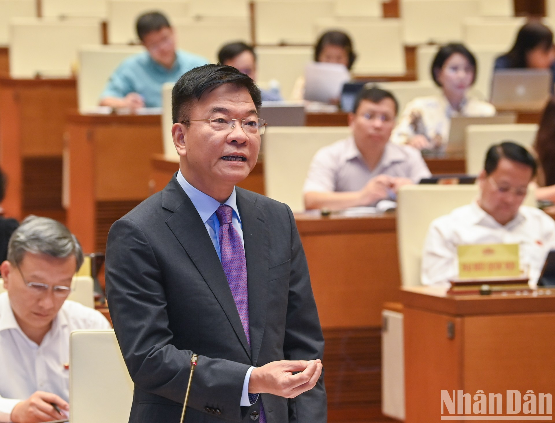 El vice primer ministro y titular de Justicia, Le Thanh Long, esclarece dudas de los delegados. El vice primer ministro y titular de Justicia, Le Thanh Long, esclarece dudas de los delegados.