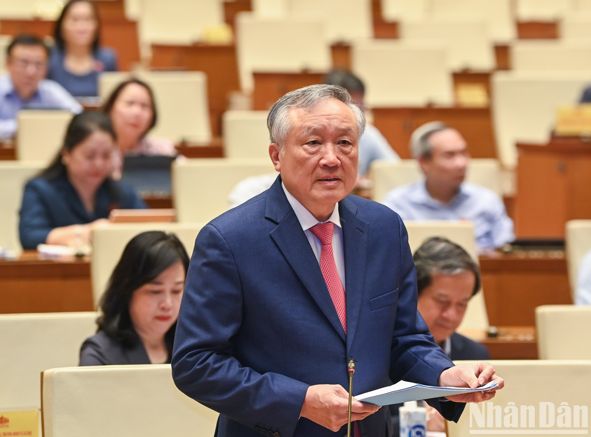 El presidente del Tribunal Popular Supremo, Nguyen Hoa Binh, responde a una pregunta del diputado Bui Xuan Thong de la delegación parlamentaria de la provincia de Dong Nai. El presidente del Tribunal Popular Supremo, Nguyen Hoa Binh, responde a una pregunta del diputado Bui Xuan Thong de la delegación parlamentaria de la provincia de Dong Nai.