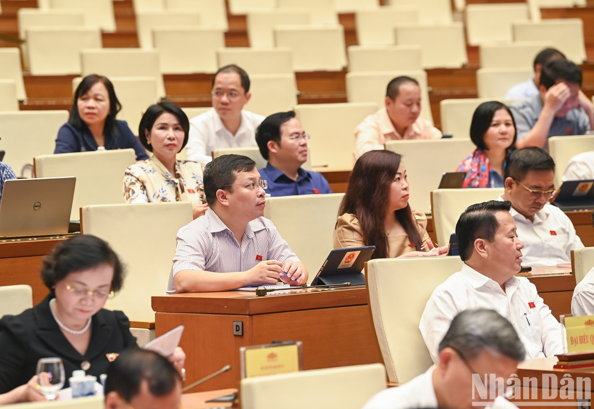 Delegados a la sesión, efectuada en la sala de reuniones de Dien Hong, de la Casa Parlamentaria, en Hanói. Delegados a la sesión, efectuada en la sala de reuniones de Dien Hong, de la Casa Parlamentaria, en Hanói.