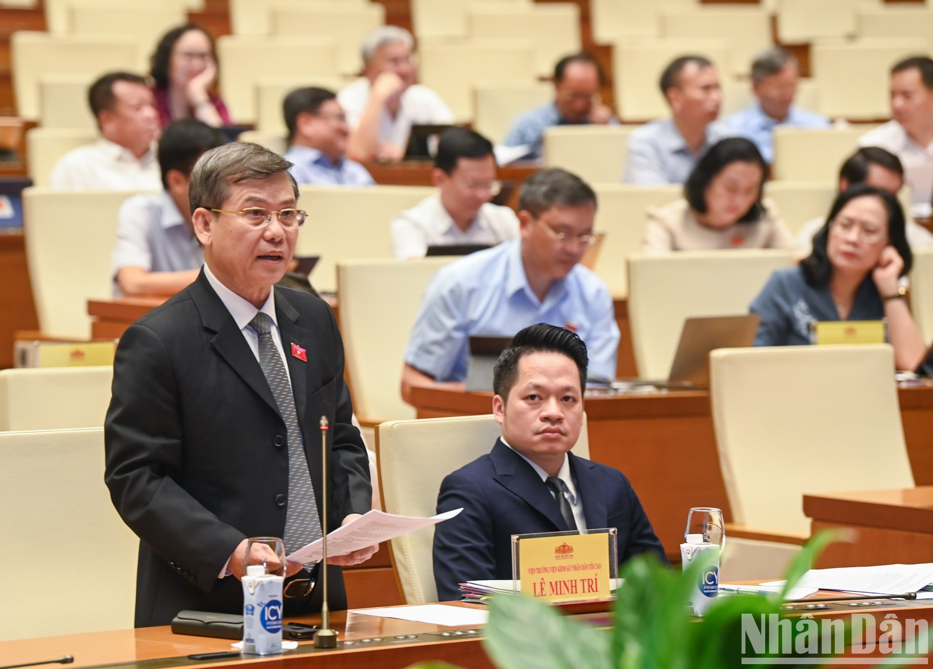 El presidente de la Fiscalía Popular Suprema, Le Minh Tri, atiende dudas planteadas por los diputados. El presidente de la Fiscalía Popular Suprema, Le Minh Tri, atiende dudas planteadas por los diputados.