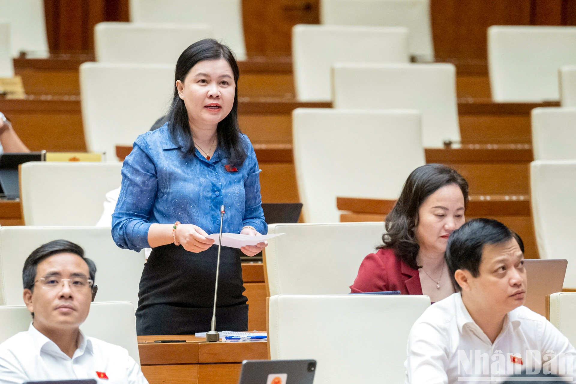 Una diputada de la delegación parlamentaria de Hanói hace su pregunta. Una diputada de la delegación parlamentaria de Hanói hace su pregunta.