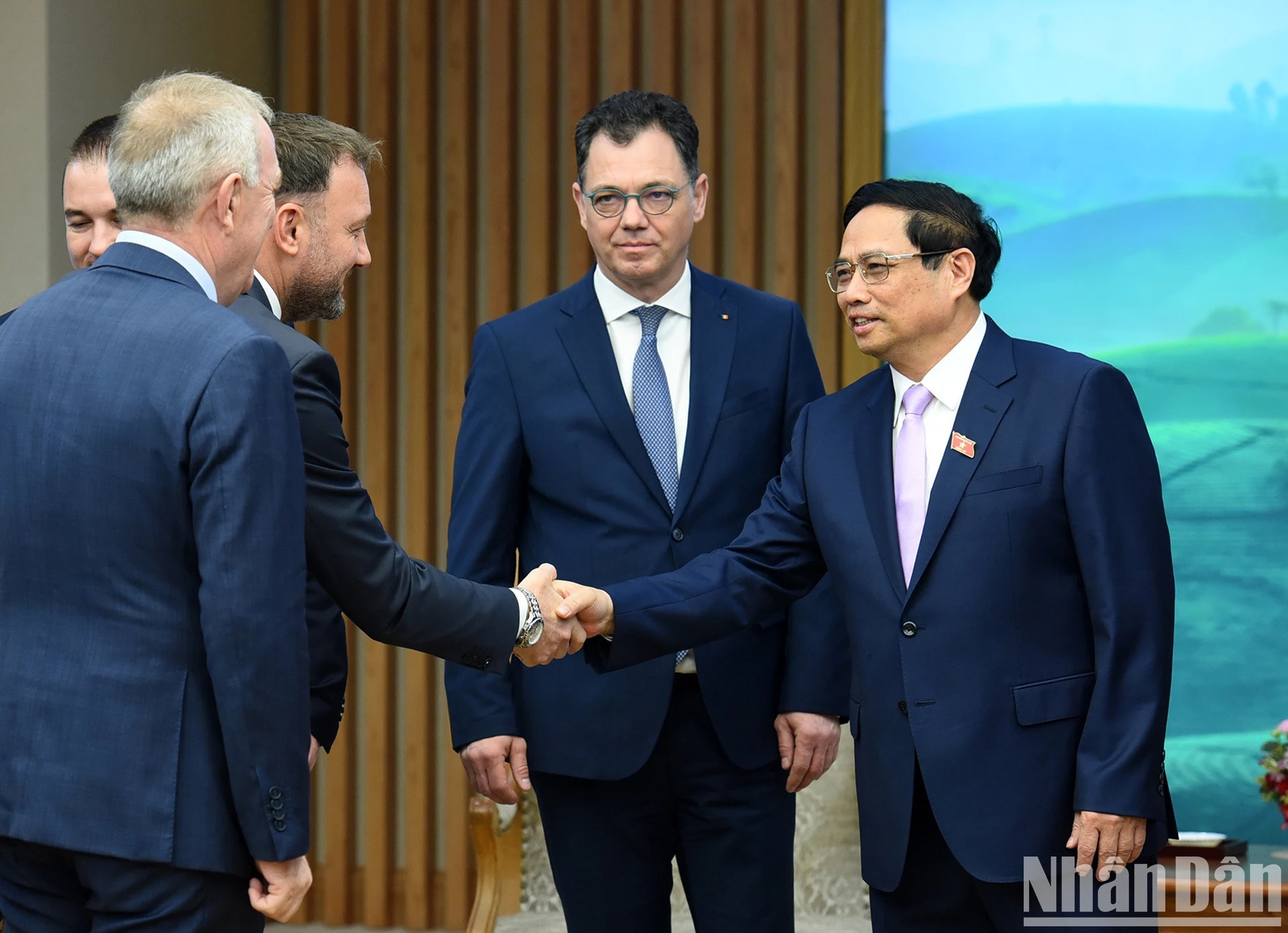 El premier vietnamita recibe a los delegados rumanos. El premier vietnamita recibe a los delegados rumanos.