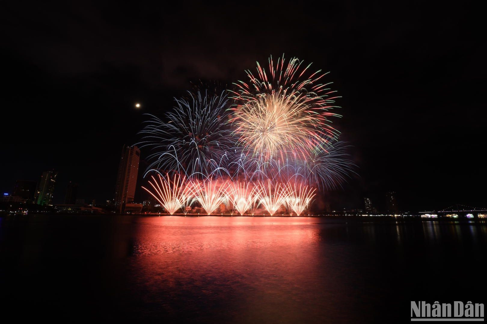 Espectáculo del equipo Joho Pyro Professional Fireworks AB. Espectáculo del equipo Joho Pyro Professional Fireworks AB.