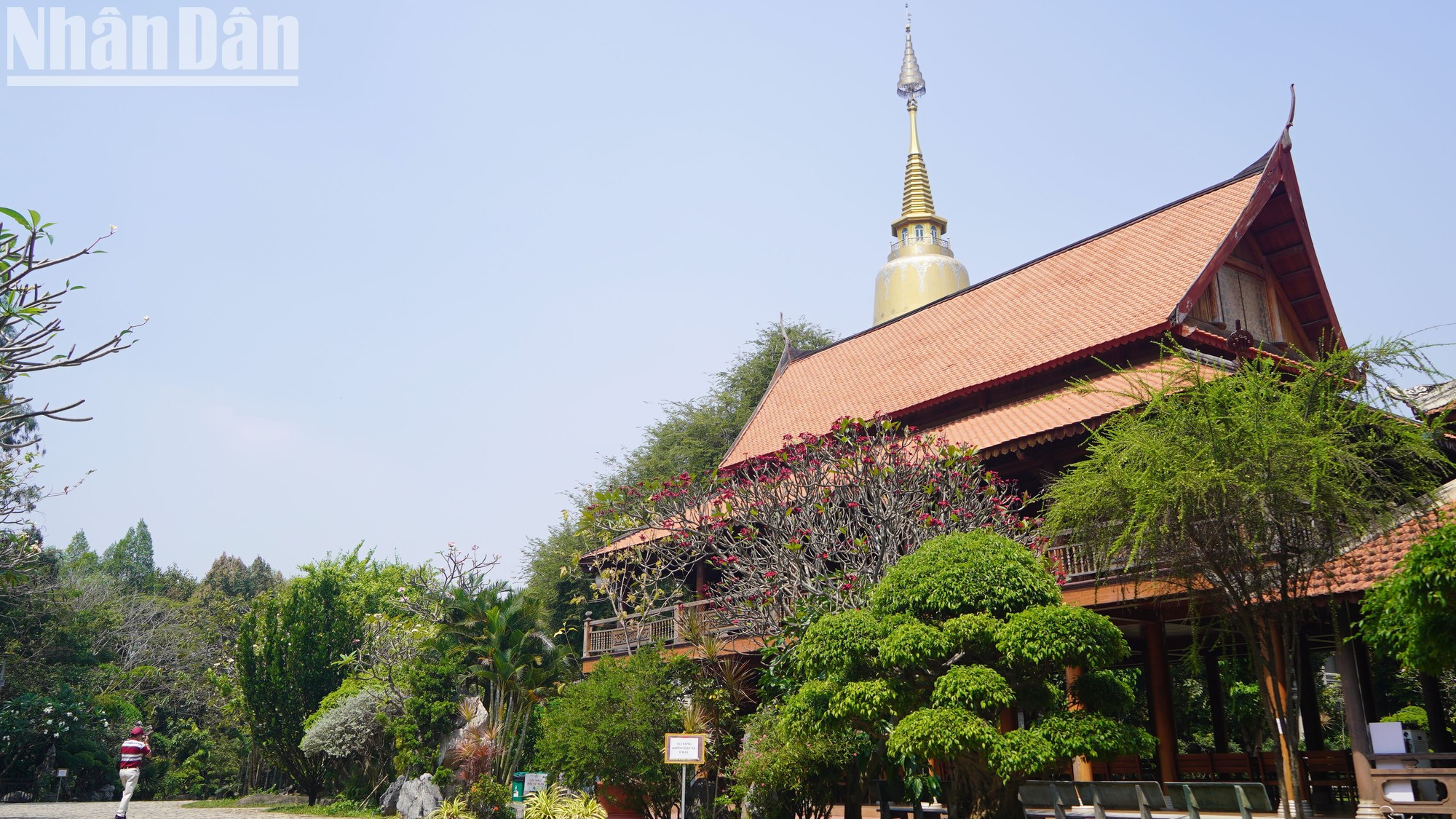 Además de la exuberante vegetación que rodea el enclave religioso, se pueden admirar unas serenas vistas de las afueras de la ciudad.