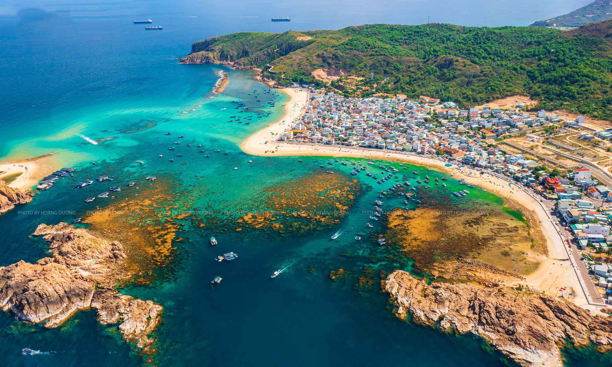La comuna de Nhon Hai y la isla de Hon Kho (izquierda) desde arriba.