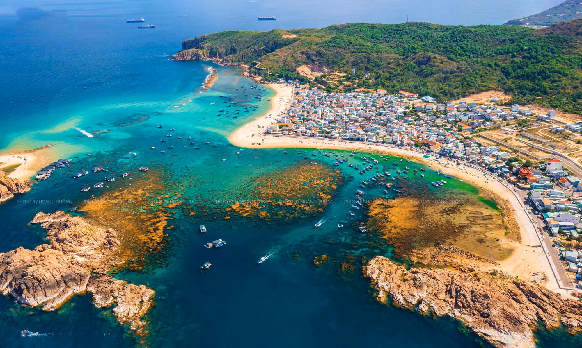 La comuna de Nhon Hai y la isla de Hon Kho (izquierda) desde arriba.