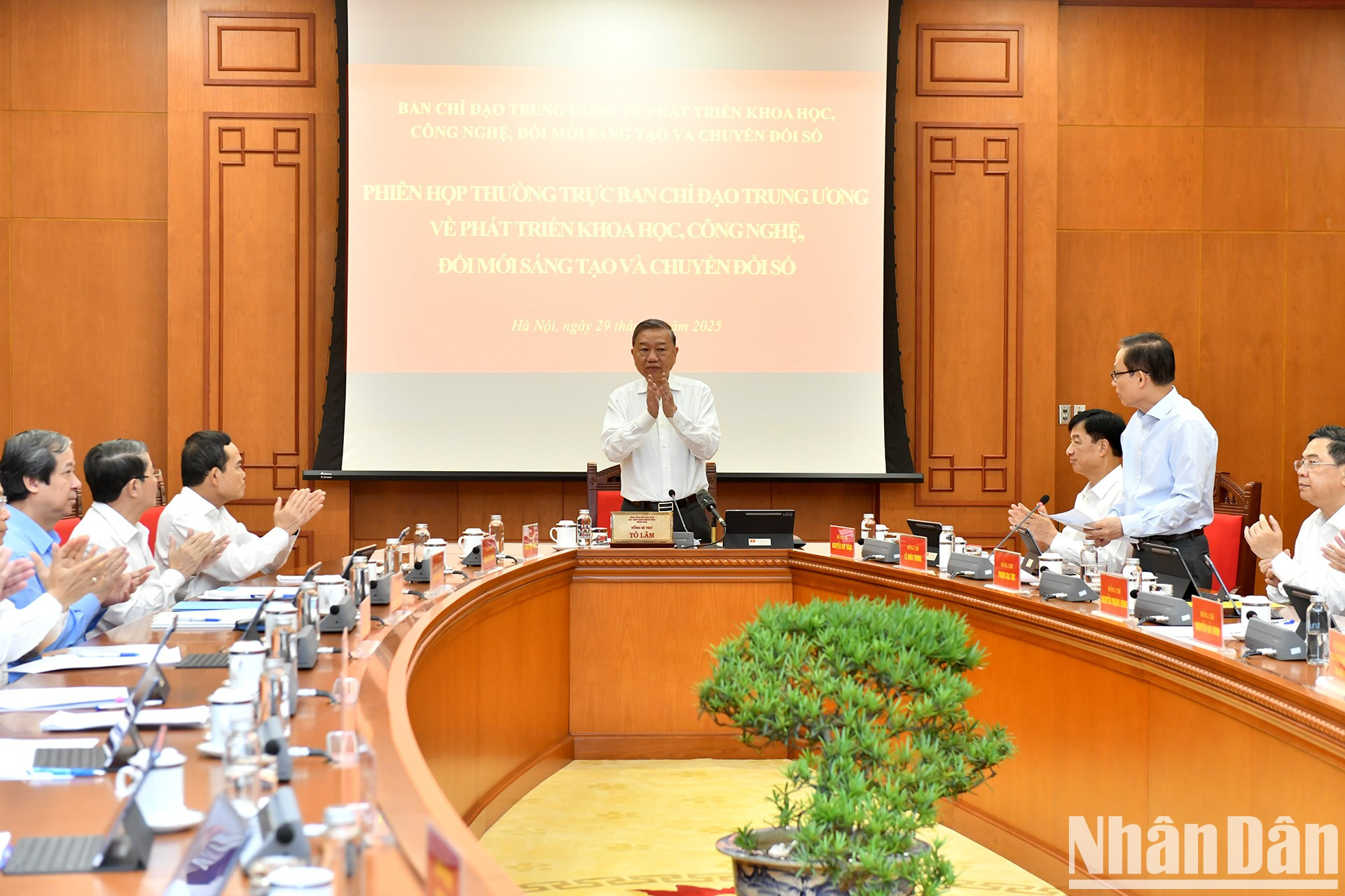 El secretario general del PCV, To Lam, preside la reunión.