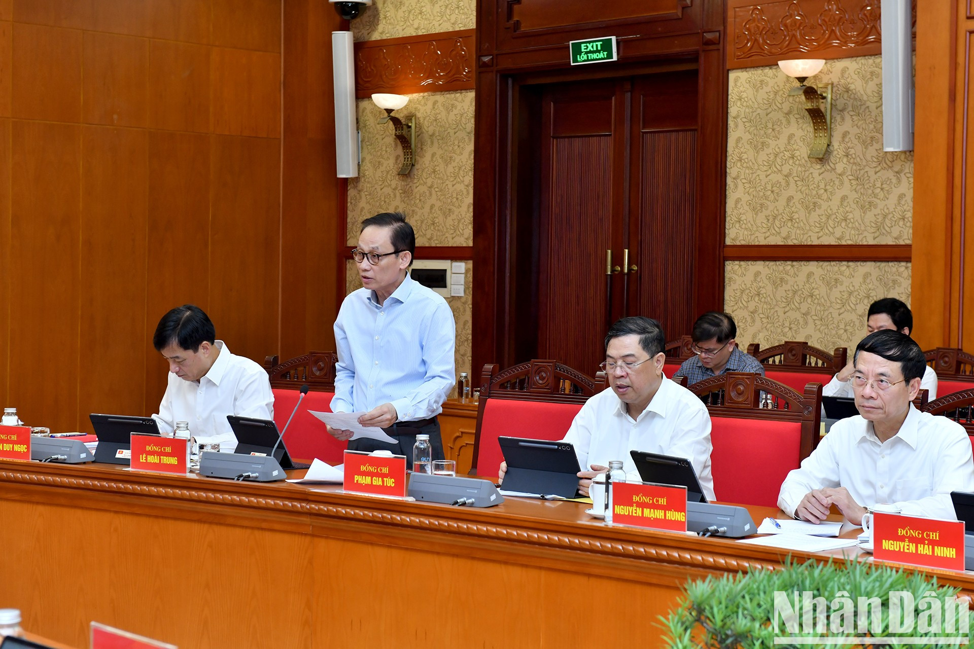 Le Hoai Trung, miembro del Secretariado del Comité Central del Partido y jefe de la Oficina del Comité Central del Partido, interviene en la cita.