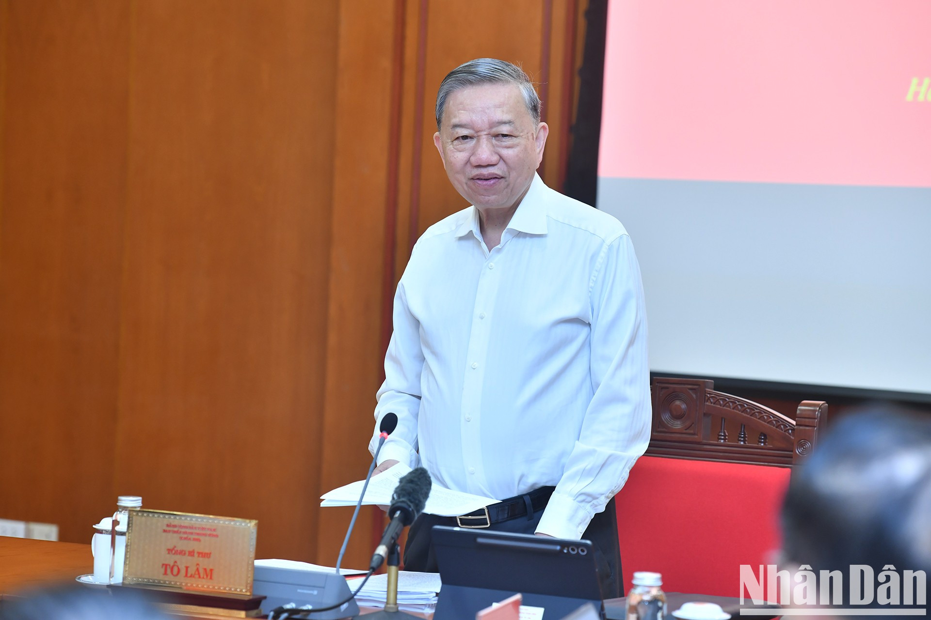 El líder partidista pronuncia directrices.