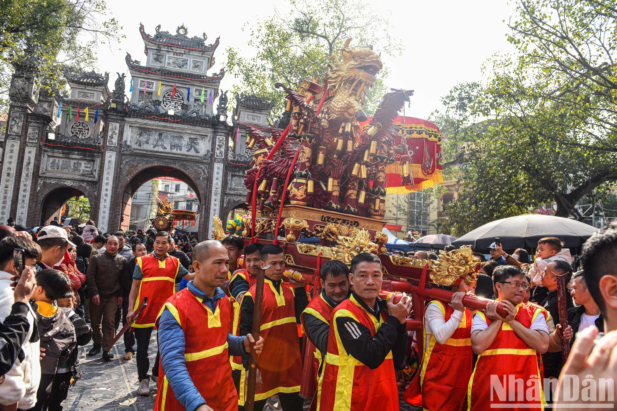 Cuenta la leyenda que Thien Cuong era un general en la época de los Reyes Hung, fundadores de la nación vietnamita. Fue una vez a la actual aldea de Dong Ky para reclutar tropas y las dividió en cuatro unidades, cada una con un comandante. El día de marcha al frente, fueron disparados cañones para animar a los soldados. Cuenta la leyenda que Thien Cuong era un general en la época de los Reyes Hung, fundadores de la nación vietnamita. Fue una vez a la actual aldea de Dong Ky para reclutar tropas y las dividió en cuatro unidades, cada una con un comandante. El día de marcha al frente, fueron disparados cañones para animar a los soldados.