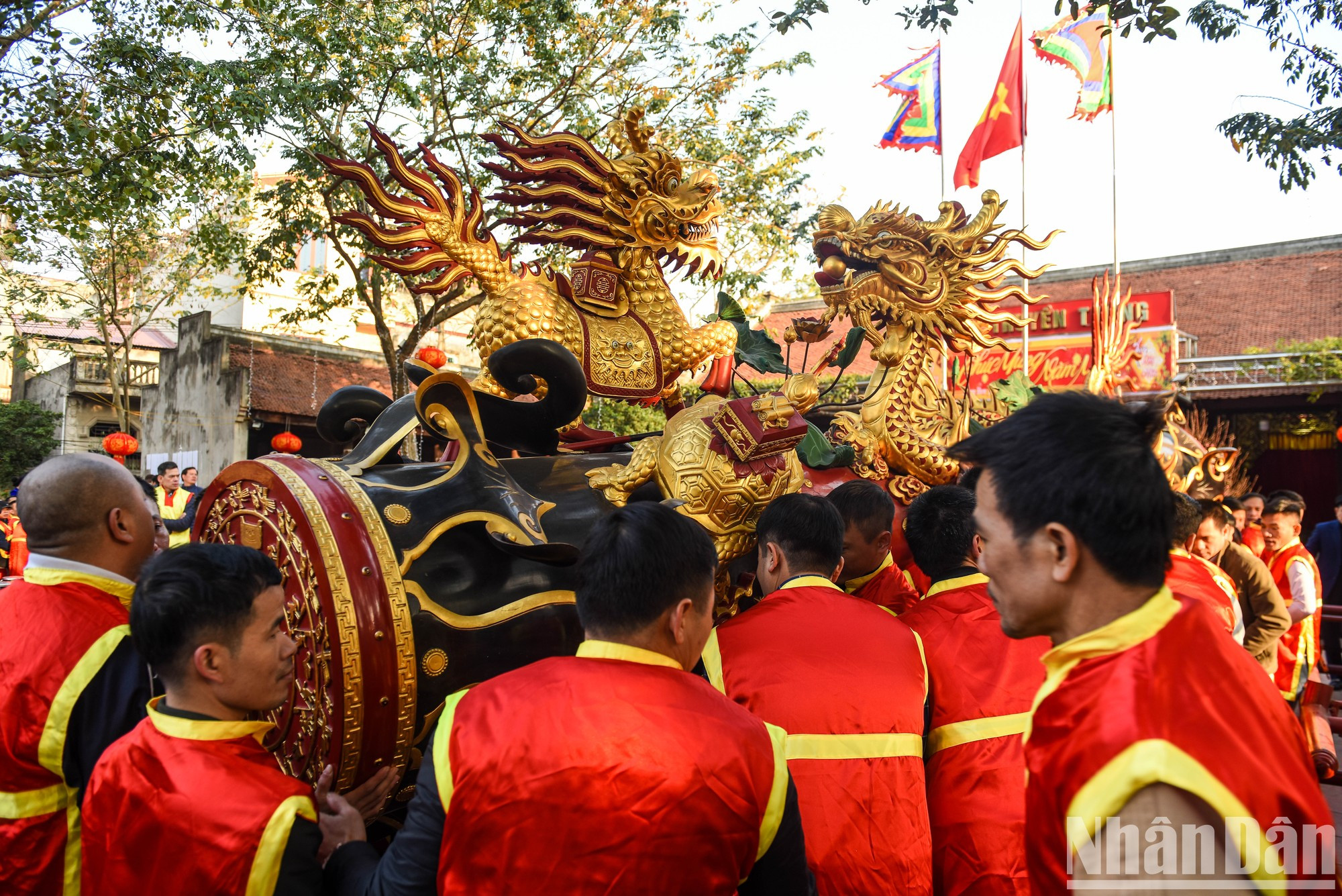 Los residentes en Dong Ky se reúnen temprano en preparación de la procesión de petardo desde la casa memorial al templo de la aldea. Los residentes en Dong Ky se reúnen temprano en preparación de la procesión de petardo desde la casa memorial al templo de la aldea.