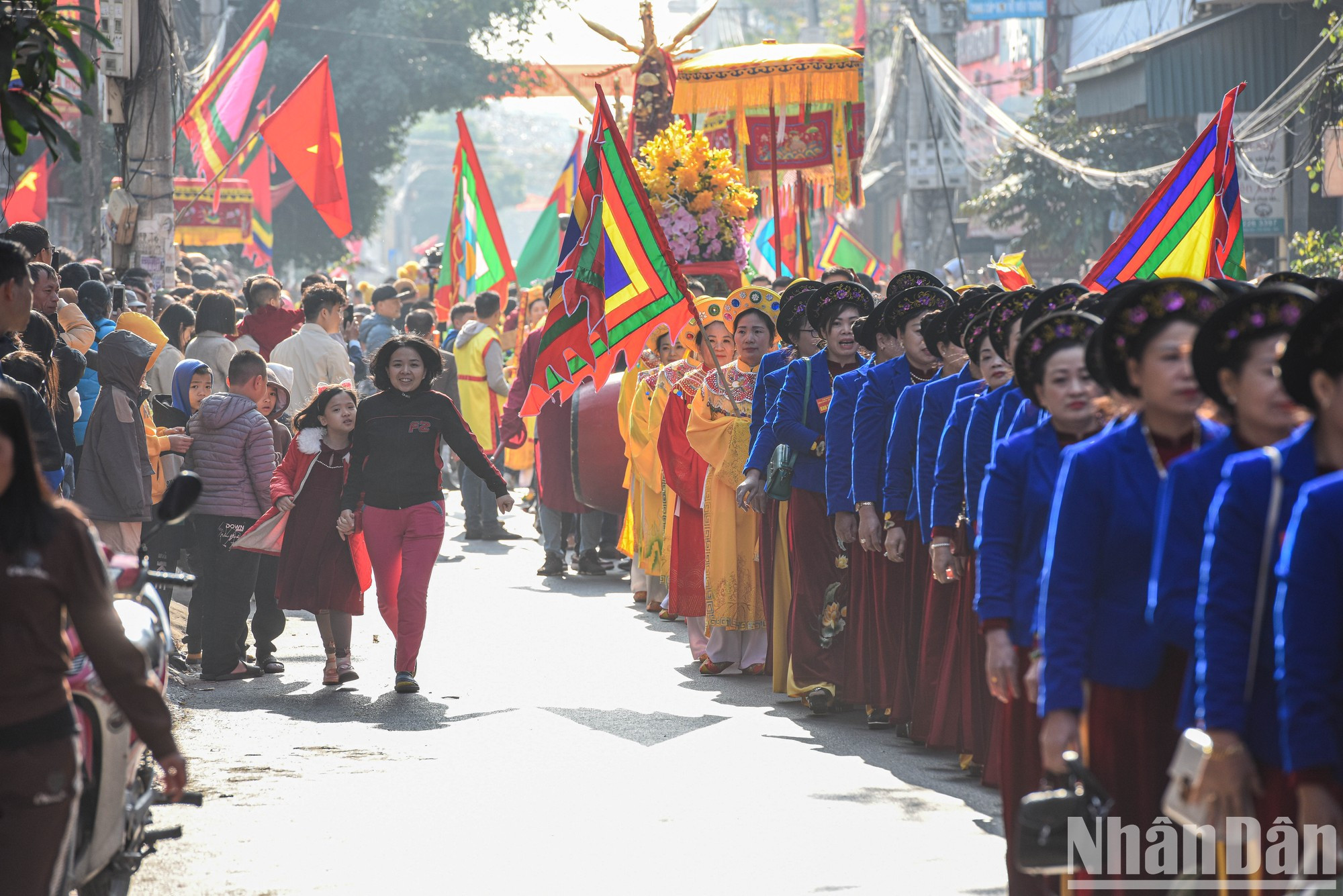 Antiguamente, Dong Ky tenía un concurso de fabricación y pirotecnia para conmemorar aquel día 4 de enero lunar en que el Santo Thien Guong, luego venerado como dios patrón de la aldea, mandó las tropas al frente. Antiguamente, Dong Ky tenía un concurso de fabricación y pirotecnia para conmemorar aquel día 4 de enero lunar en que el Santo Thien Guong, luego venerado como dios patrón de la aldea, mandó las tropas al frente.