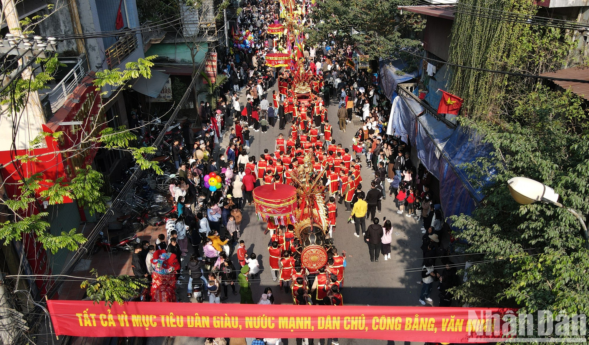 Los aldeanos, residentes en el vecindario y visitantes de todas las partes se echan a la calle para contemplar una de las festividades más coloridas del norte vietnamita. Los aldeanos, residentes en el vecindario y visitantes de todas las partes se echan a la calle para contemplar una de las festividades más coloridas del norte vietnamita.