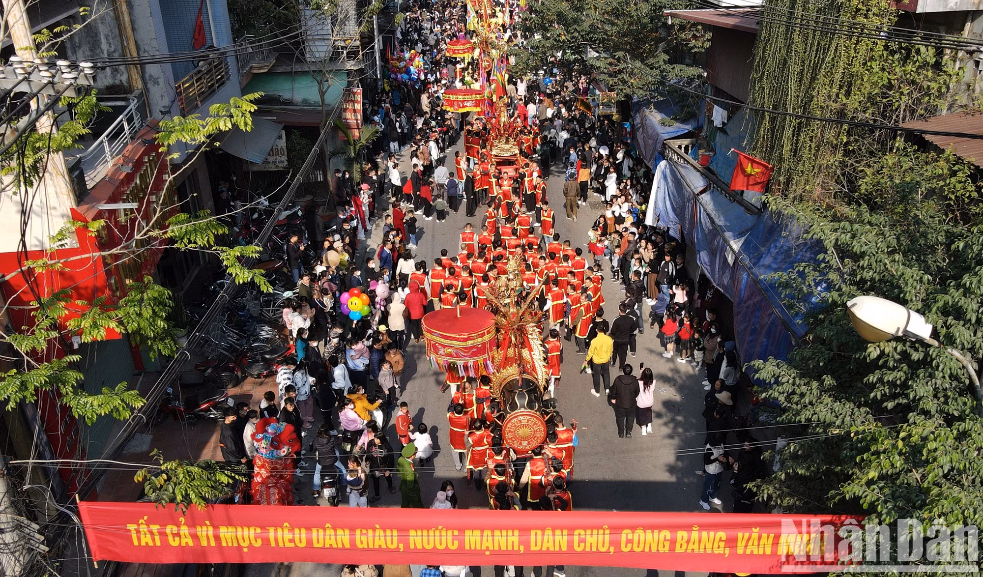 Los aldeanos, residentes en el vecindario y visitantes de todas las partes se echan a la calle para contemplar una de las festividades más coloridas del norte vietnamita.